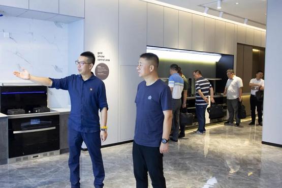 海宁市市委书记朱建军一行莅临厨壹堂参观指导