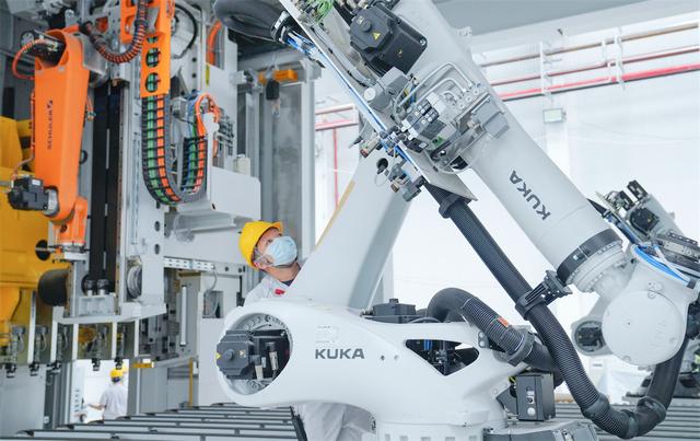 揭秘恒大汽车基地：机器人“上岗”、1分钟造1辆车-新经济