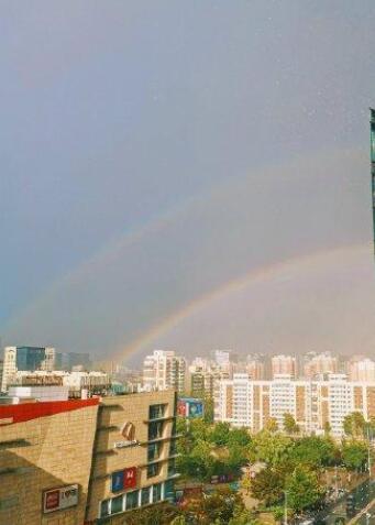 雷雨过后北京天空再现双彩虹,雨后北京天空精彩连连闪现