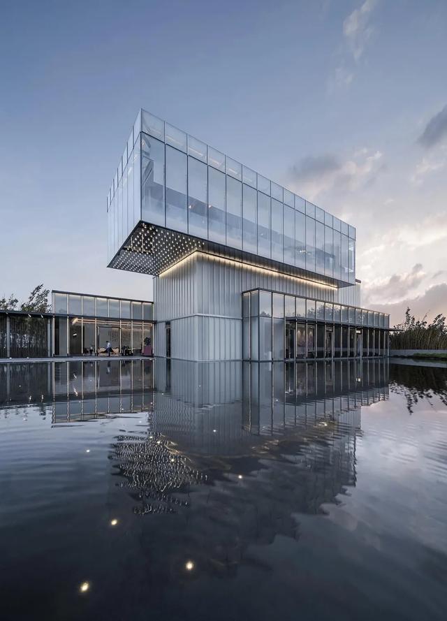 悬浮的玻璃盒子美景示范区