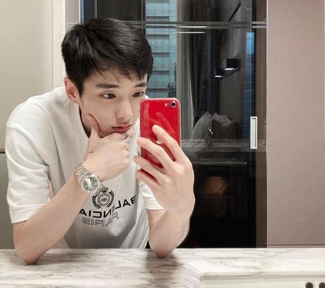 郑多恩2009年曾化名李泰均出演《脸赞时代》的郑多恩,当时以中性阳光