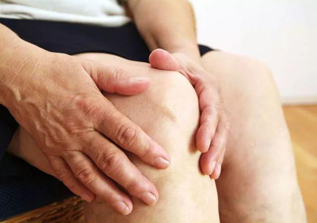 患上膝盖风湿关节炎会有哪些症状