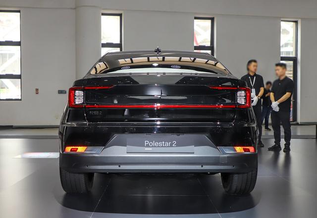 Polestar2极星起点较高，车身设计精简干练