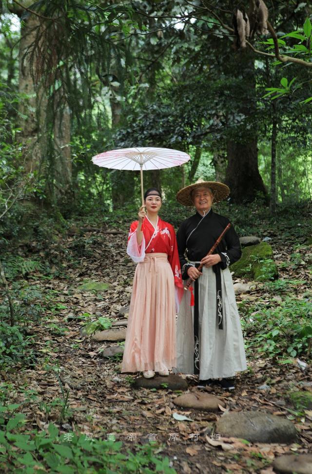 空心村变香饽饽！废瓦野草牛成野宴主角，定制餐千元一位却难求