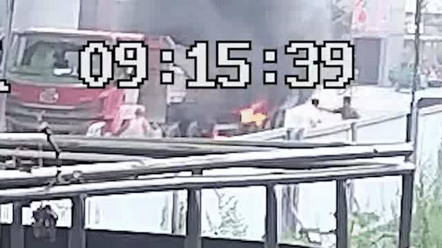 驻河北省涿州市66336部队五名官兵组织军民紧急抢险 突然起火的大货车有救了