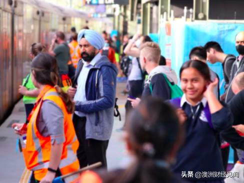 悉尼中央车站乘客猛增! 社交距离成一纸空谈