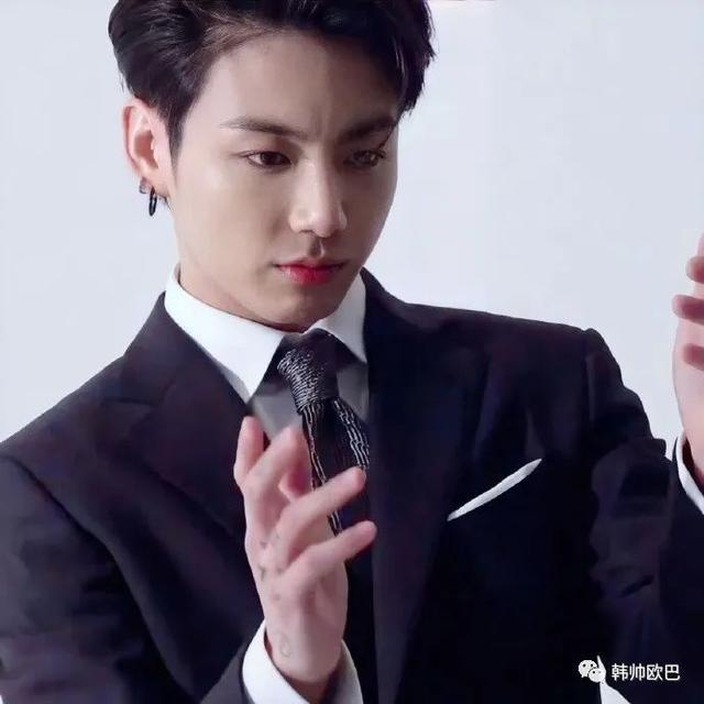 昨天新出的短发露额头的男团爱豆超帅的画报拍摄