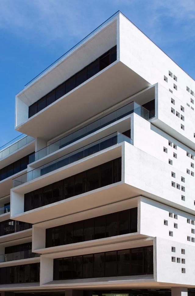 悬挑长方体堆叠的办公楼