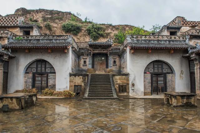 什么是"明五暗四六厢窑"-  "明五暗四六厢窑"是陕北窑洞最经典讲究的