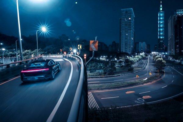 电掣神驰，PORSCHE Taycan以纯电灵魂奔流台北都会