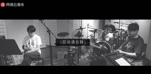 金曲奖拿到手软的他们，复出演唱会的第一首歌我就泪目了