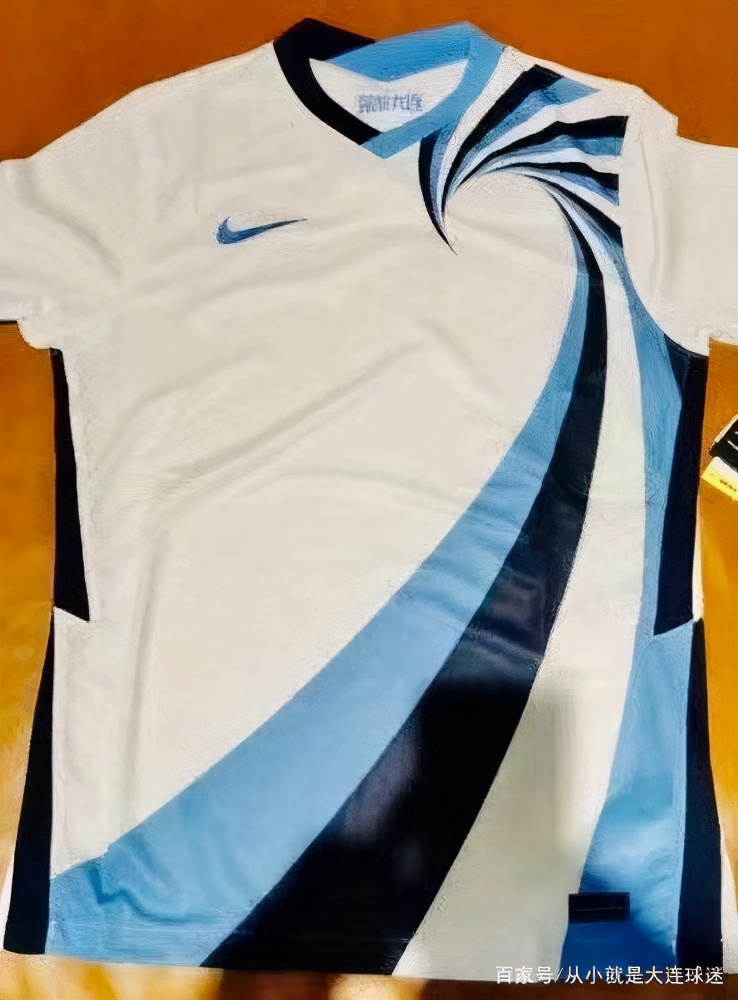 近日微博博主三过曝光了大连人队新赛季的客场球衣,让我们先睹为快