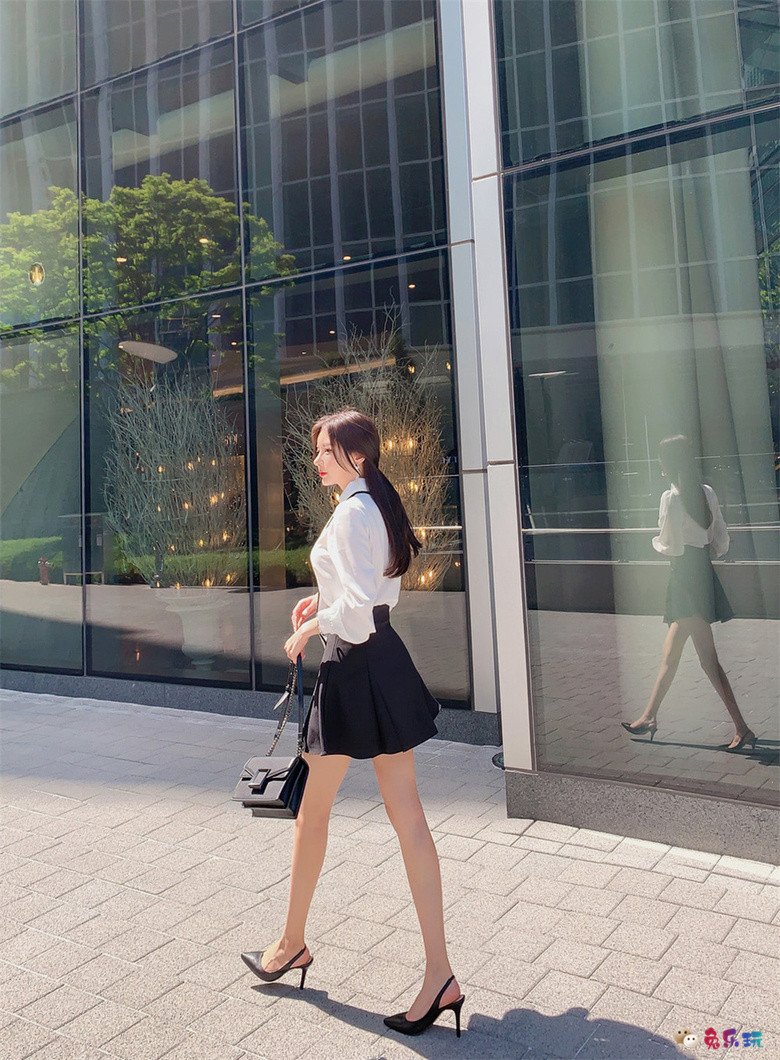 孙允珠丨白汀威士忌西洋字母絮带衣裙