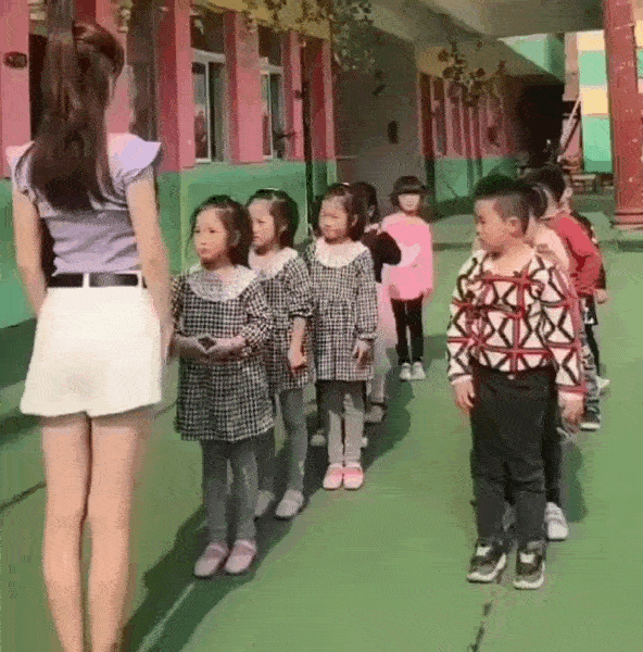 美女的经典GIF图片：只要身材好，跳舞肯定好看