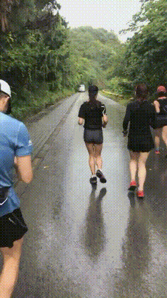 中间那个跑步的妹子，步伐有点俏皮哦