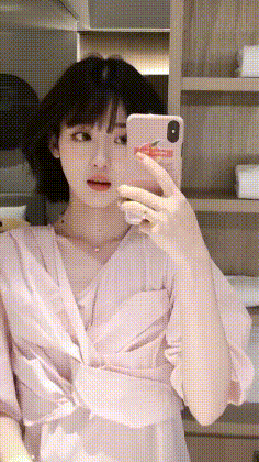 美女另类动态图片：少女的清香！