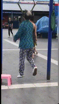 大妈，你这什么锻炼方法啊，能不能教教我