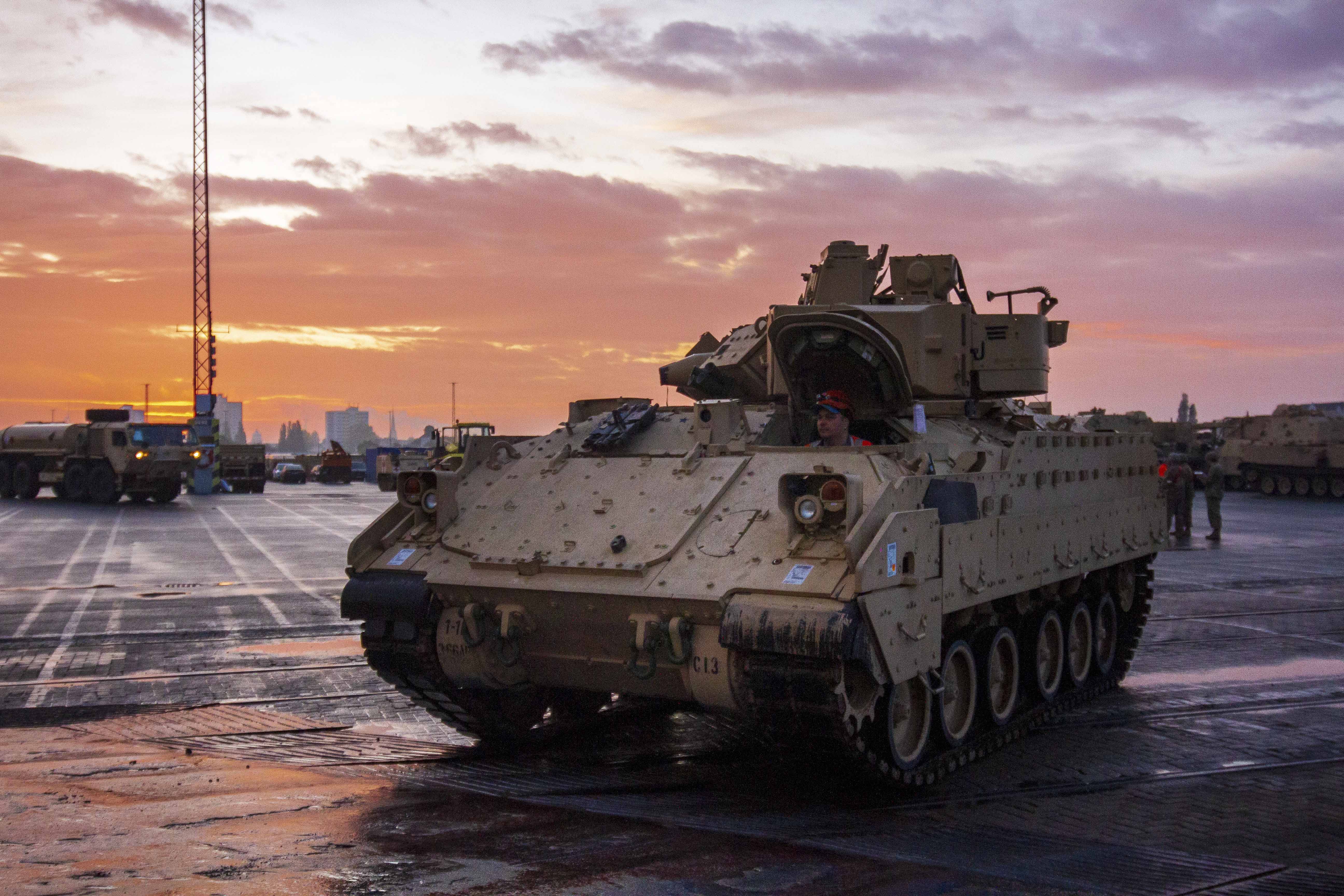 m2布拉德利是一种27吨重的装甲车,是一种优秀的,经过战斗检验的车辆.