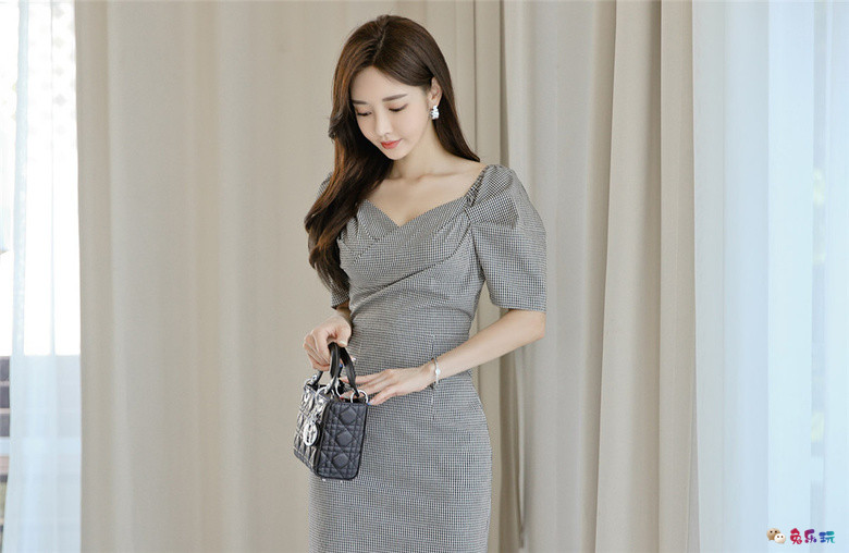 孙允珠丨岩砂砾灰细腻网格灯笼袖衣裙