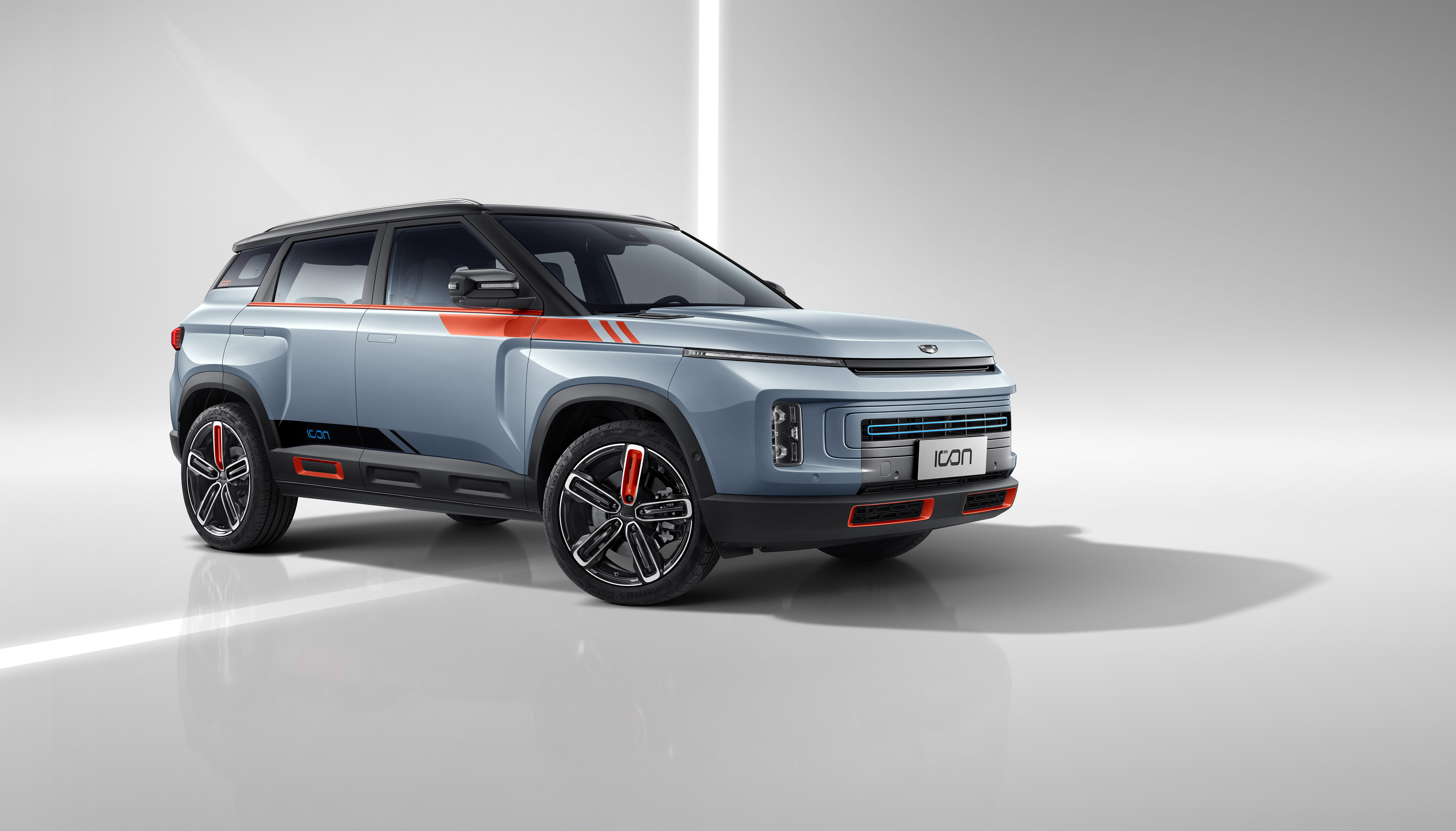 新车在车身配色方面升级为双色设计,使得本已科技,前卫的吉利icon更加