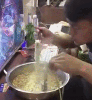 好笑的动态图片：二哈遇到大哥，行匍匐之礼！