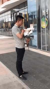 搞笑动图图片：美女秒变大叔！