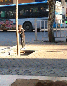 搞笑动图：备胎的究极状态，亮瞎了我的狗眼