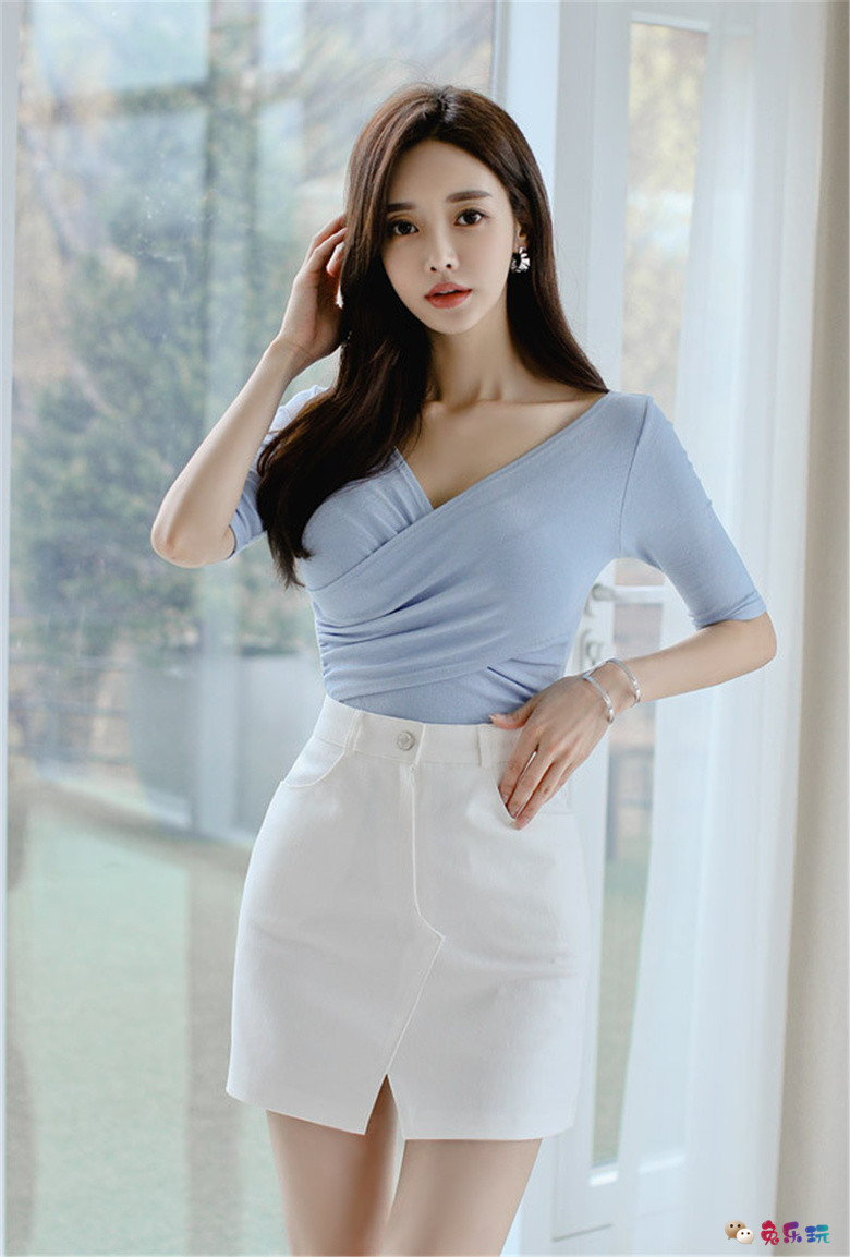 孙允珠：布莱顿浅滩夏日蕴蓝斜衩衣裙