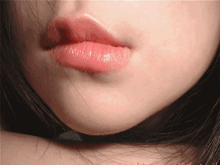 邪恶美女动态图：咬唇的动作就是充满了诱惑！