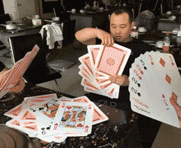 爆笑GIF：没错，这傻子是我爸爸！亲的！