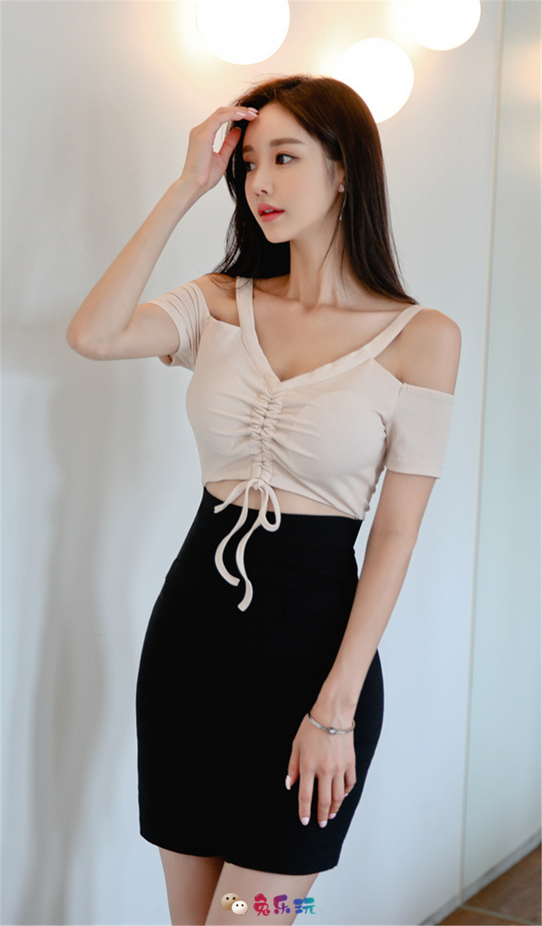 孙允珠：维多利亚露肩束胸绑带拼搭裙