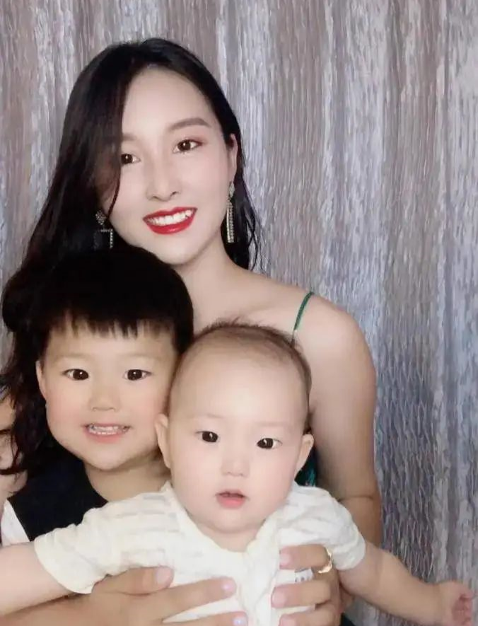 爆红童星沦为三线主播，直播现场竟被砸了场子…