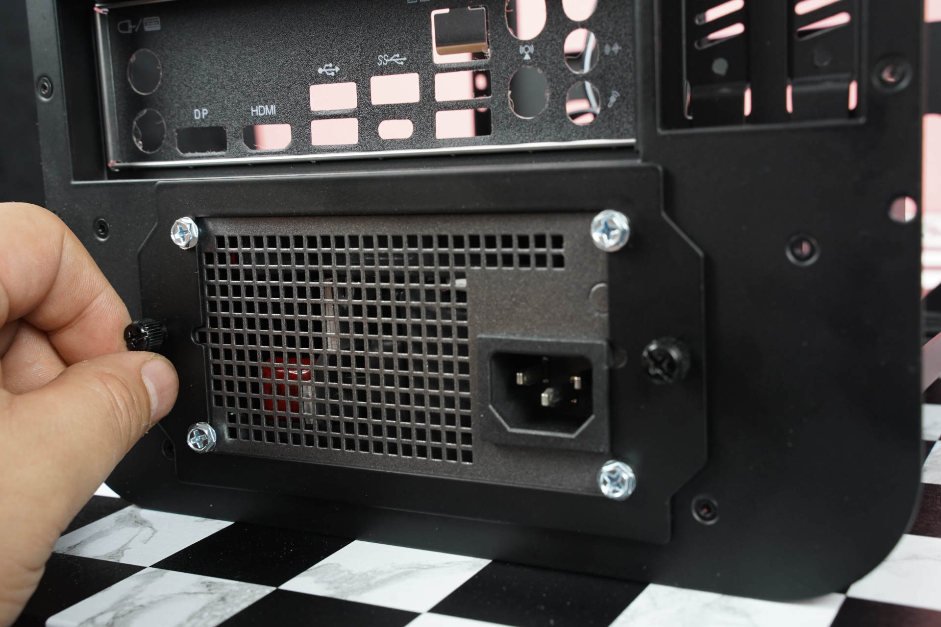 DIY玩家如何给媳妇选择电脑？乔斯伯BO100装机实录