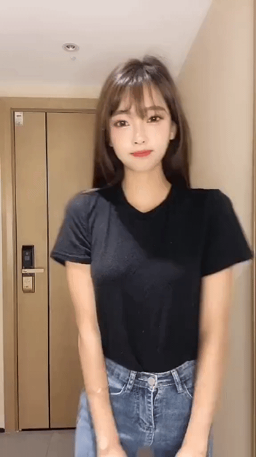 美女的经典GIF图片：只要身材好，跳舞肯定好看