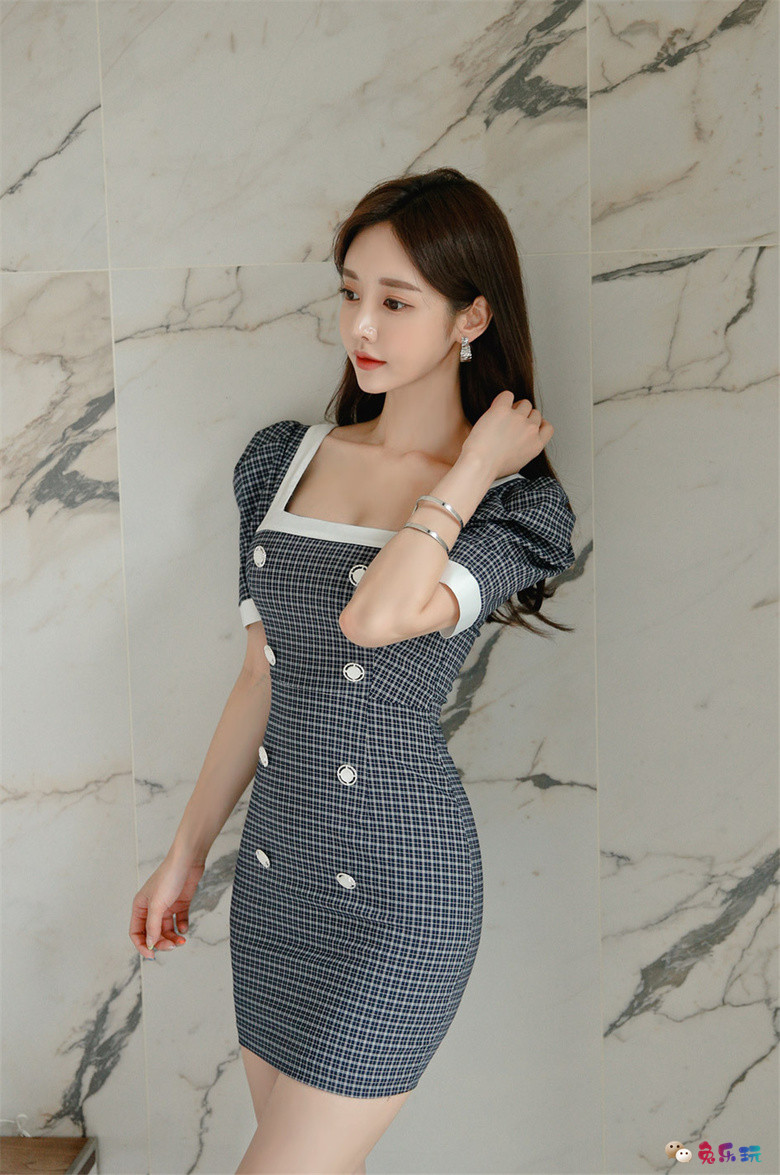 孙允珠丨磨砂石蜡钻灰巴洛克格调衣裙