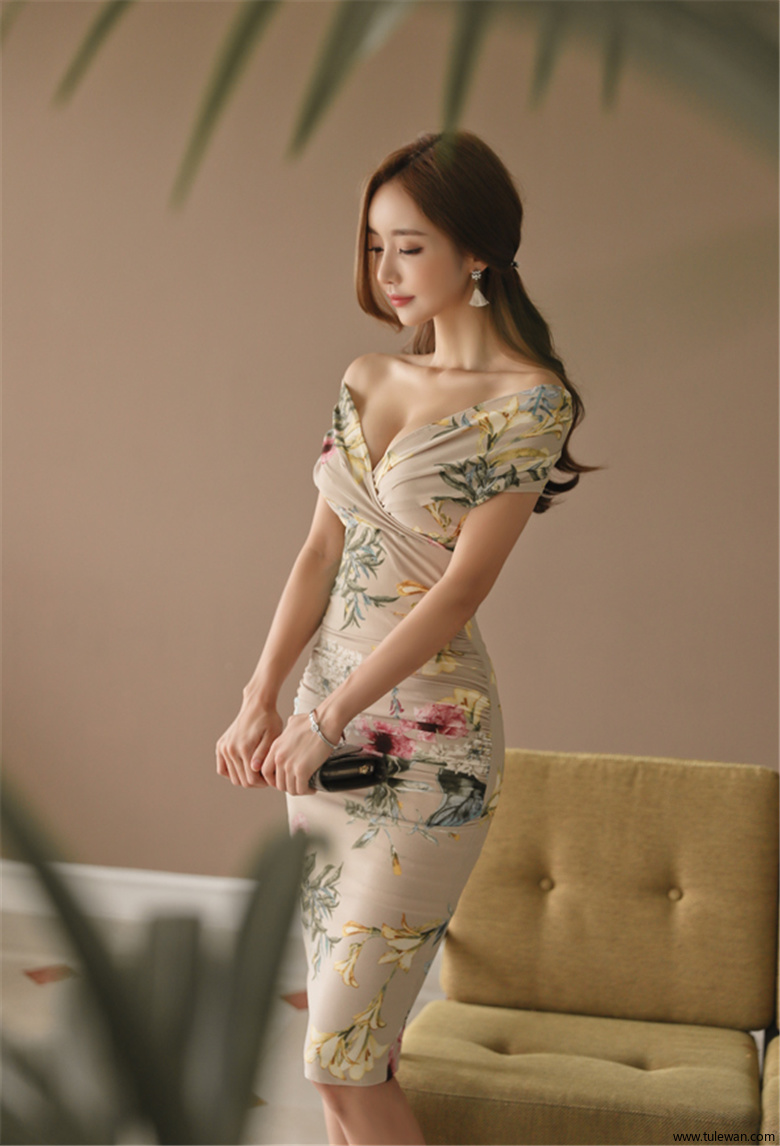 孙允珠丨洋槐杏花秋意落棠金箔低胸裙