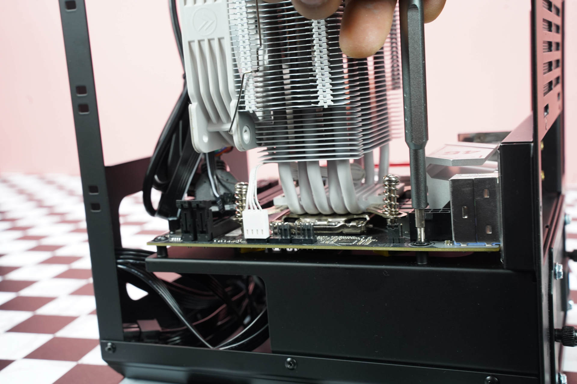 DIY玩家如何给媳妇选择电脑？乔斯伯BO100装机实录