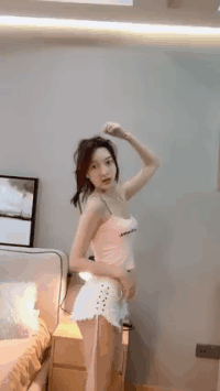 好身材美女GIF图：妹子，你这摆弄的姿势有点多啊！