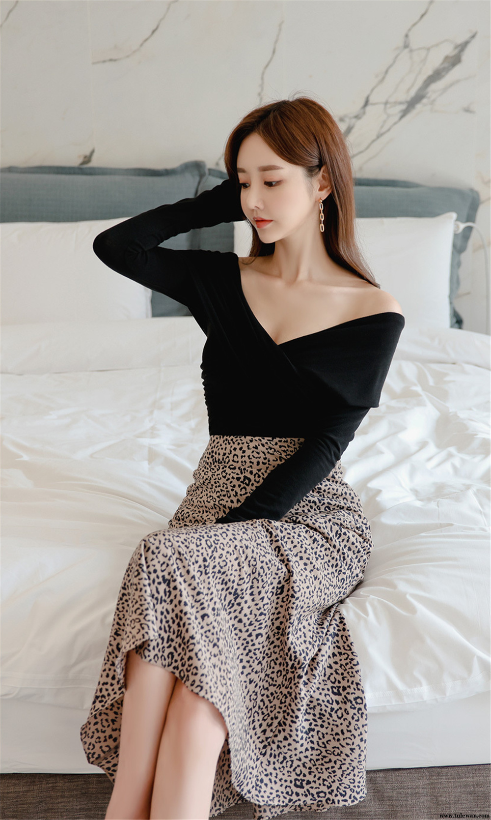 孙允珠丨巴伦西亚纯黑简式豹纹及膝裙