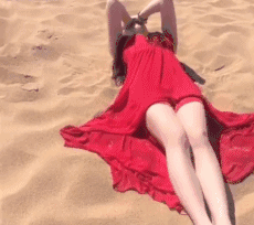 漂亮美女GIF：不知道为什么想起来推车！