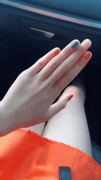 有亮点的美女gif图片：妹子的手指真好看，还有亮点！
