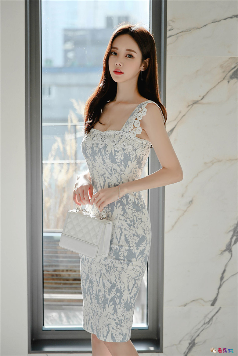 孙允珠丨卢加诺山野芳馨碎花紫蓝衣裙