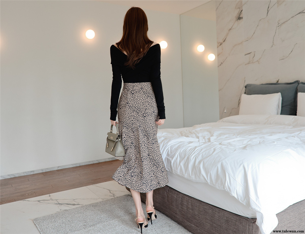 孙允珠丨巴伦西亚纯黑简式豹纹及膝裙