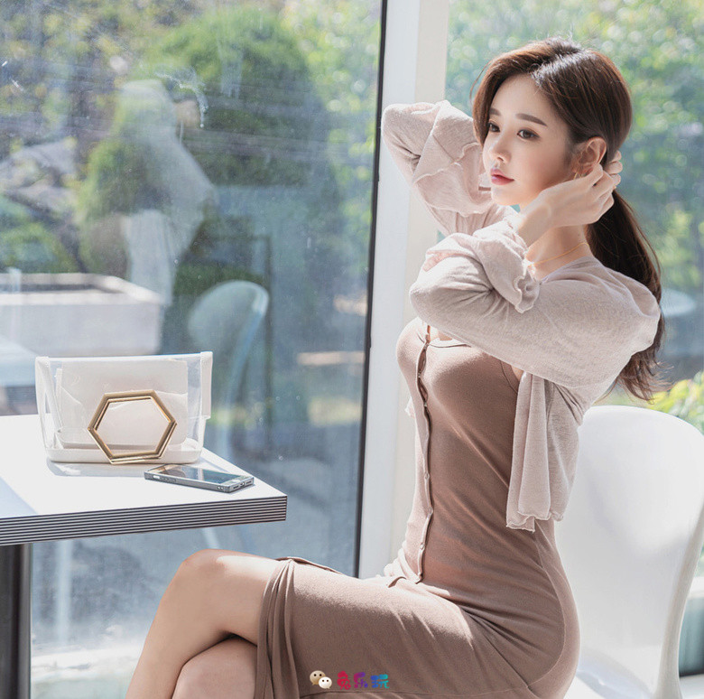 孙允珠丨橡木年轮花蜜温润泛棕半长裙