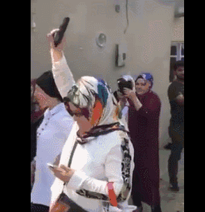 印度三哥在婚礼上鸣枪庆祝，结果却走火把新郎父亲当场爆头…