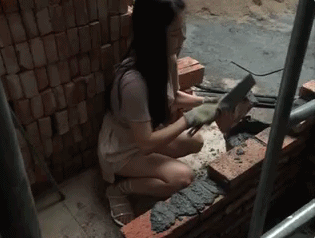 带黄的内涵gif图：好想知道，妹子为什么被围观了！