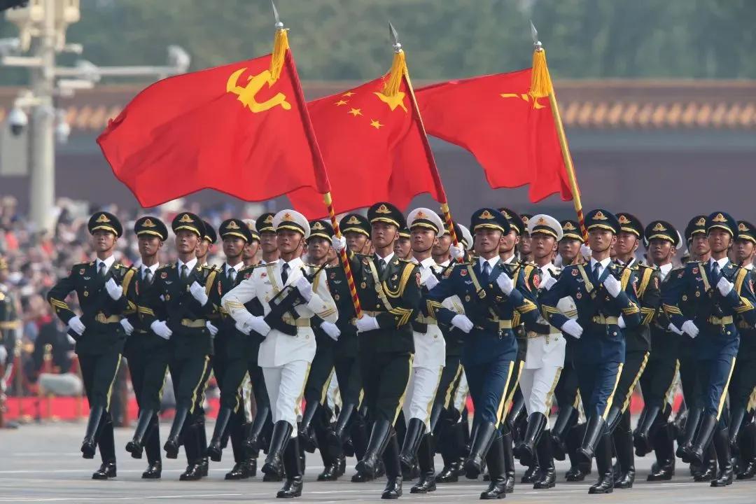 仪仗队护卫国旗铿锵前进56门礼炮4分36秒鸣放70响分秒不差60名标兵1分