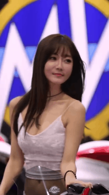 美女内涵图片GIF：腰力不错，表情也很到位