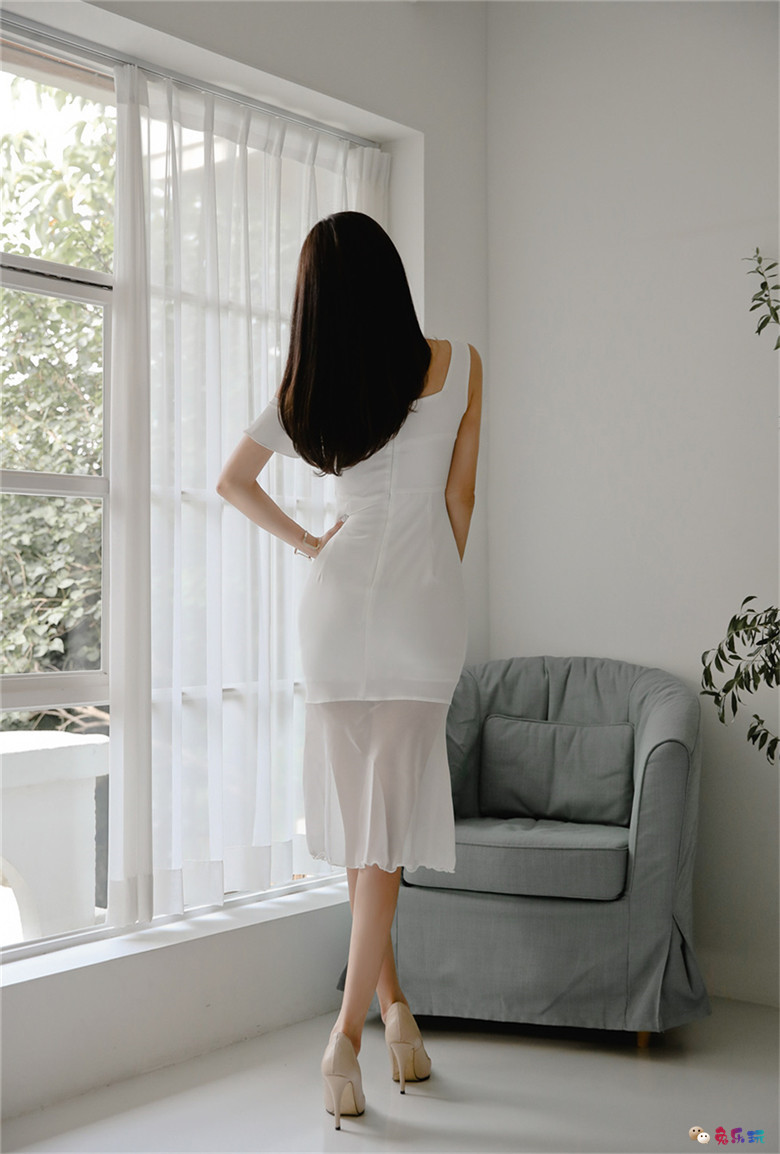孙允珠丨桂白玲珑娴静不对称鱼尾礼裙