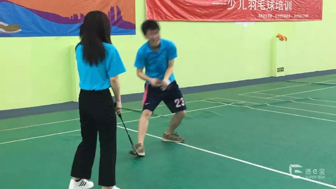 就让我们快乐比拼，大笑到模糊